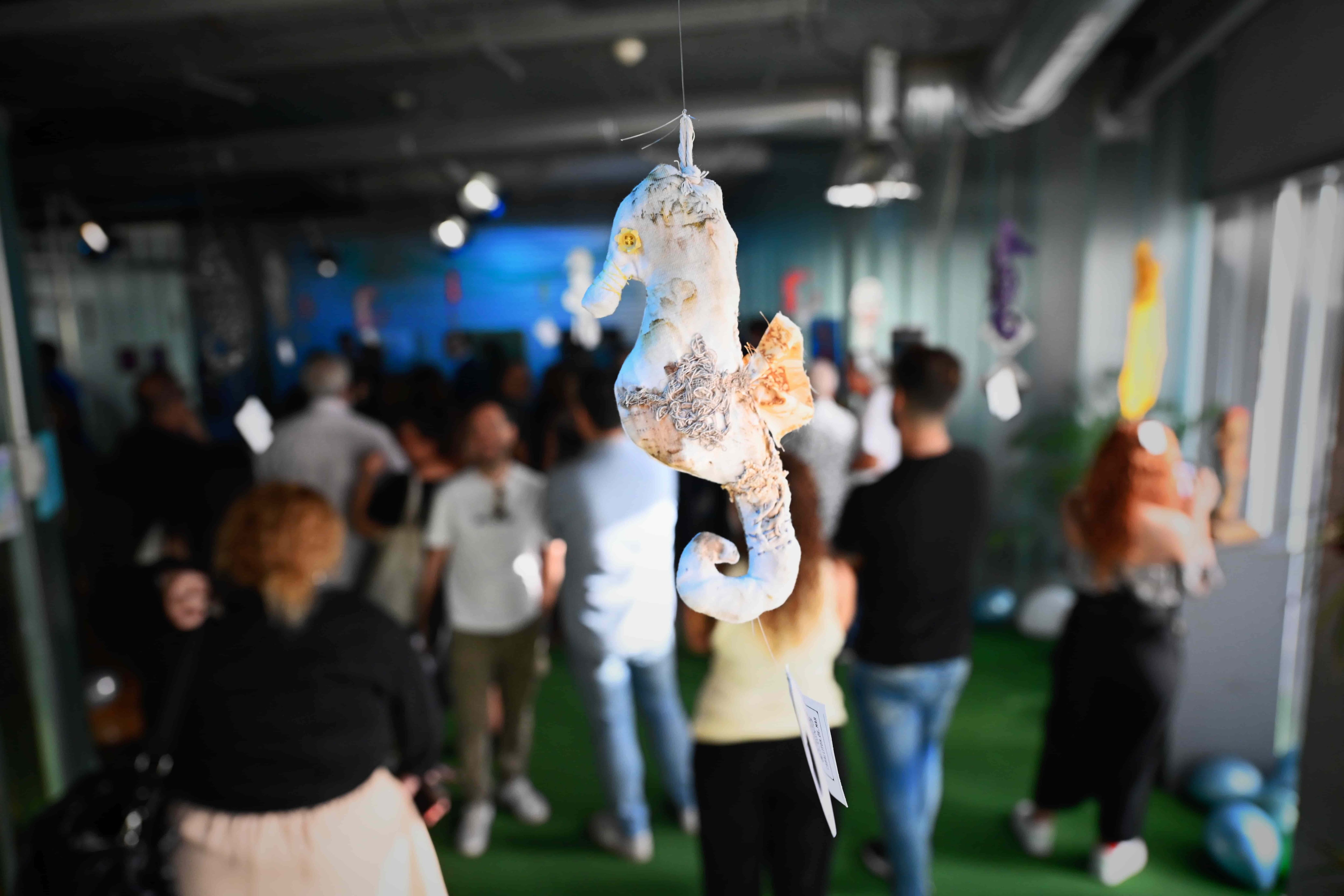 La presentación de la iniciativa &#039;Apadrina un caballito de mar&#039; ha coincidido con la inauguración en el Centro Social Universitario, en el Campus de Espinardo, de la exposición &#039;Caballitos de Mar&#039;. um.es