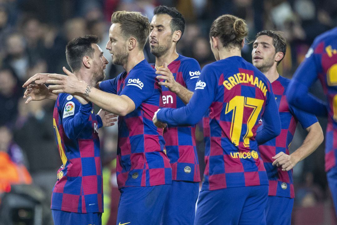 Sergi Roberto (dcha.) celebra un gol con sus compañeros del Barcelona.