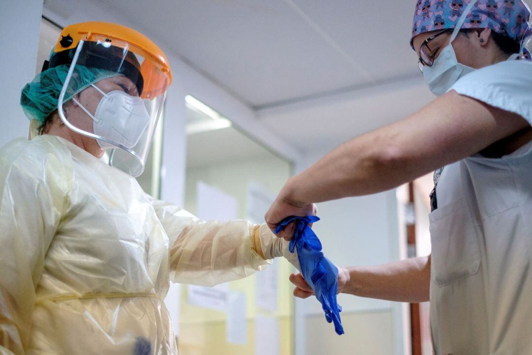 Sanitarias se preparan con sus equipos de protección