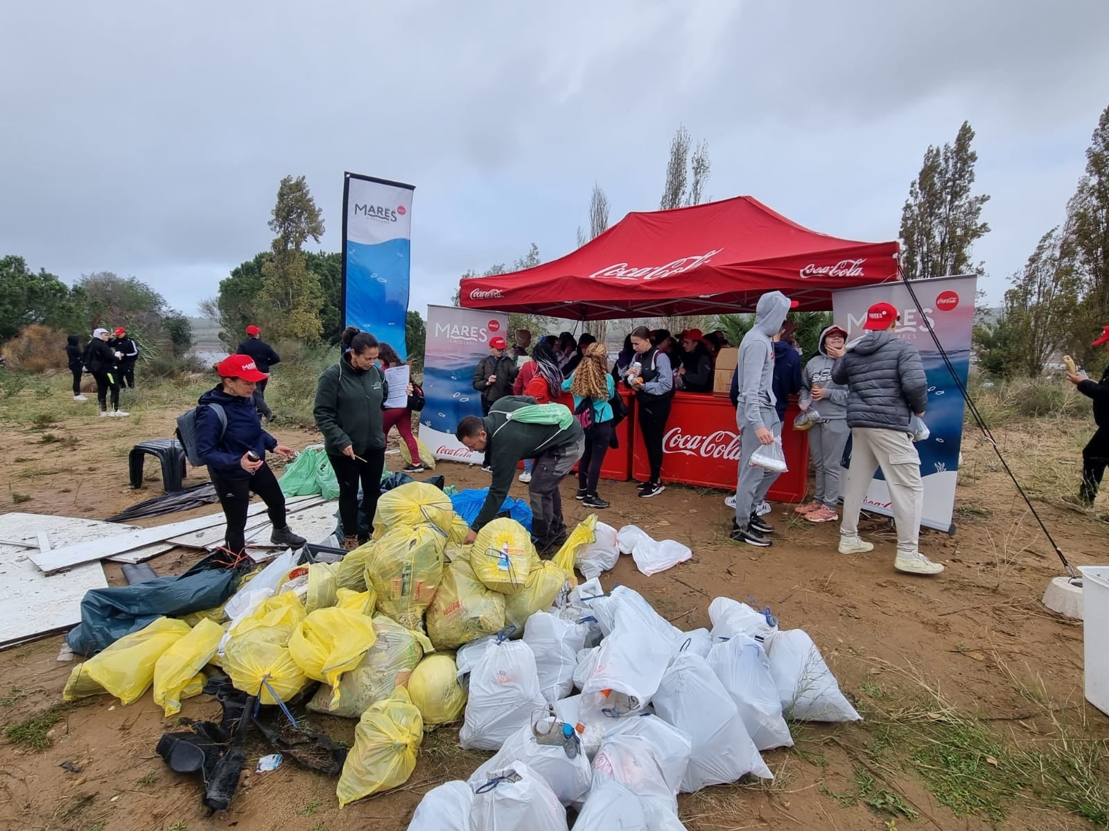 Voluntarios, junto a los residuos recogidos en Mérida en actuaciones anteriores