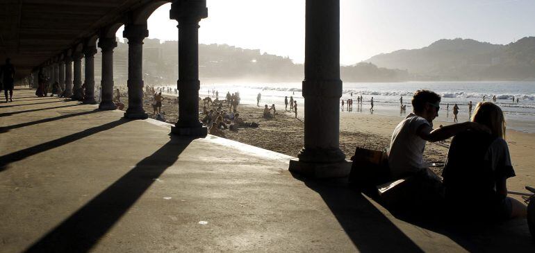 GRA298. SAN SEBASTIÁN, 27/10/2014.- Vista de la playa de La Concha de San Sebastián, donde hoy de nuevo se ha podido disfrutar de una jornada con altas temperaturas. EFE/Javier Etxezarreta
