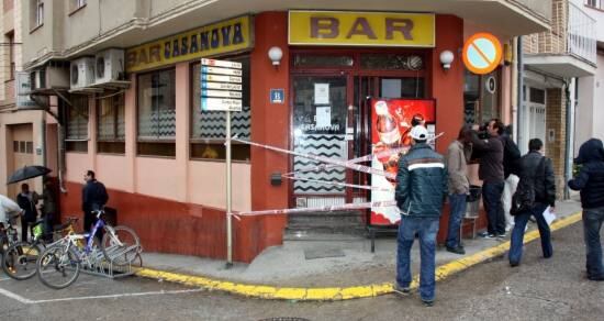El bar on van assassinar l'home, a la plaça de l'església d'Alcarràs, que va quedar precintat