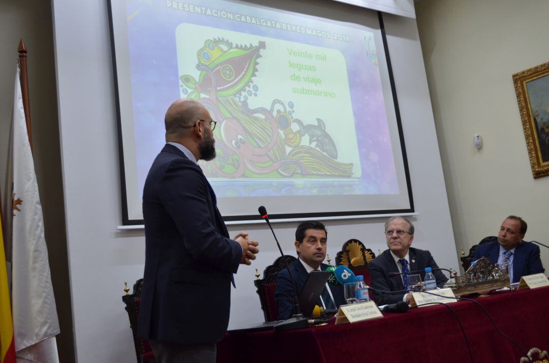 Jesús Corral explica uno de los diseños de las carrozas de la Cabalgata de Reyes ante Carlos García Lara, Alberto Máximo Pérez Calero y Manuel Sainz