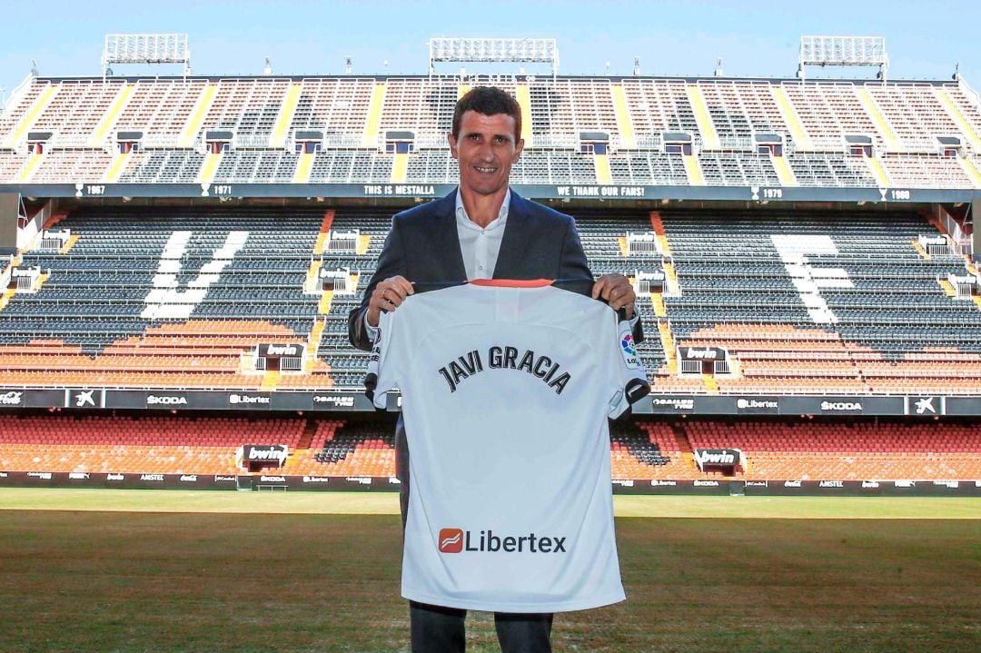 Valencia (Spain).- A handout photo made available by Spanish LaLiga team Valencia CF on 28 July 2020, shows its new head coach Javi Garcia in Valencia, Spain. The team announced a day earlier that Javi Garcia signed a contract with the club. (España) EFEEPAJorge Ramirez HANDOUT HANDOUT EDITORIAL USE ONLYNO SALES