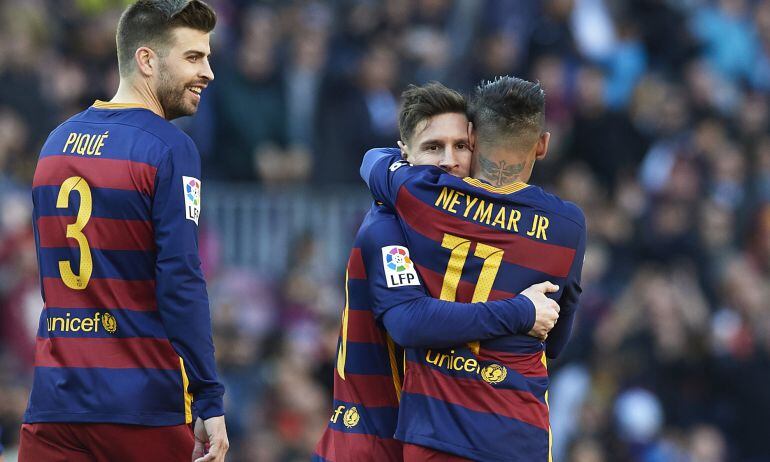 Neymar y Messi celebran un gol
