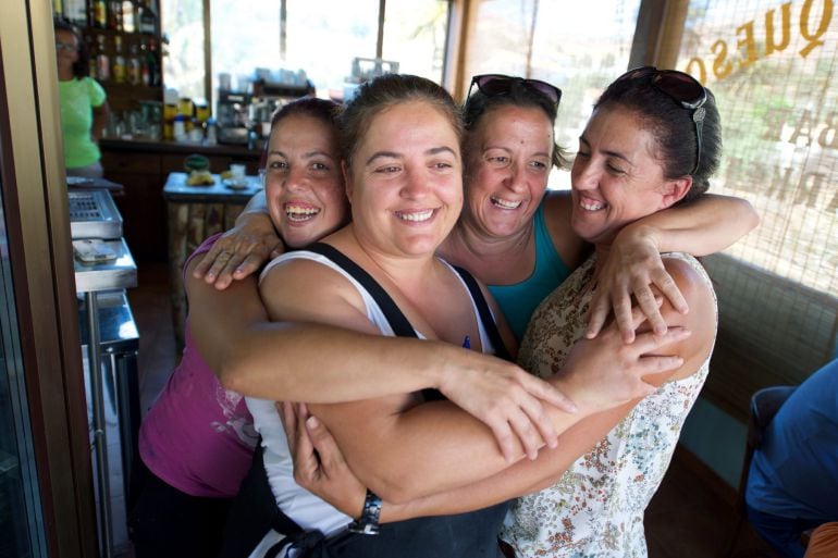Las hijas de Josefa Hernández en el interior del bar que regenta una de las hermanas en la localidad de Betancuria. La familia ha recibido con enorme alegría el anuncio de que esta vecina de Fuerteventura será indultada el viernes.