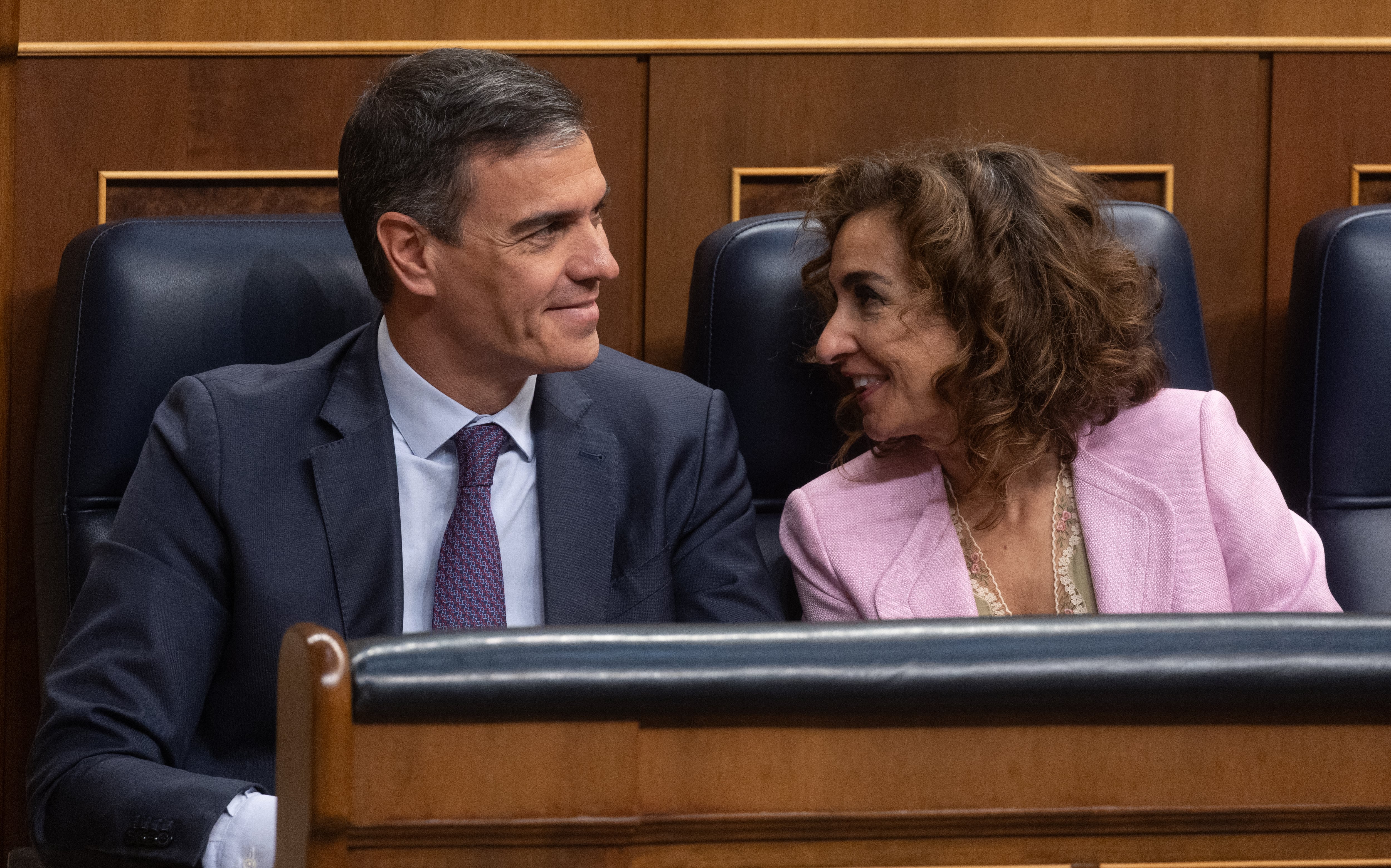 Pedro Sánchez y María Jesús Montero durante la sesión plenaria de la Ley de Amnistía.