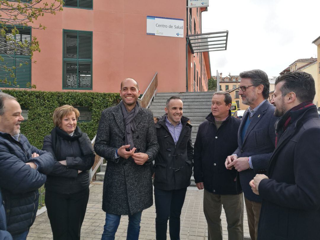 Luis Tudanca (1iz) durante la visita al municipio de La Granja