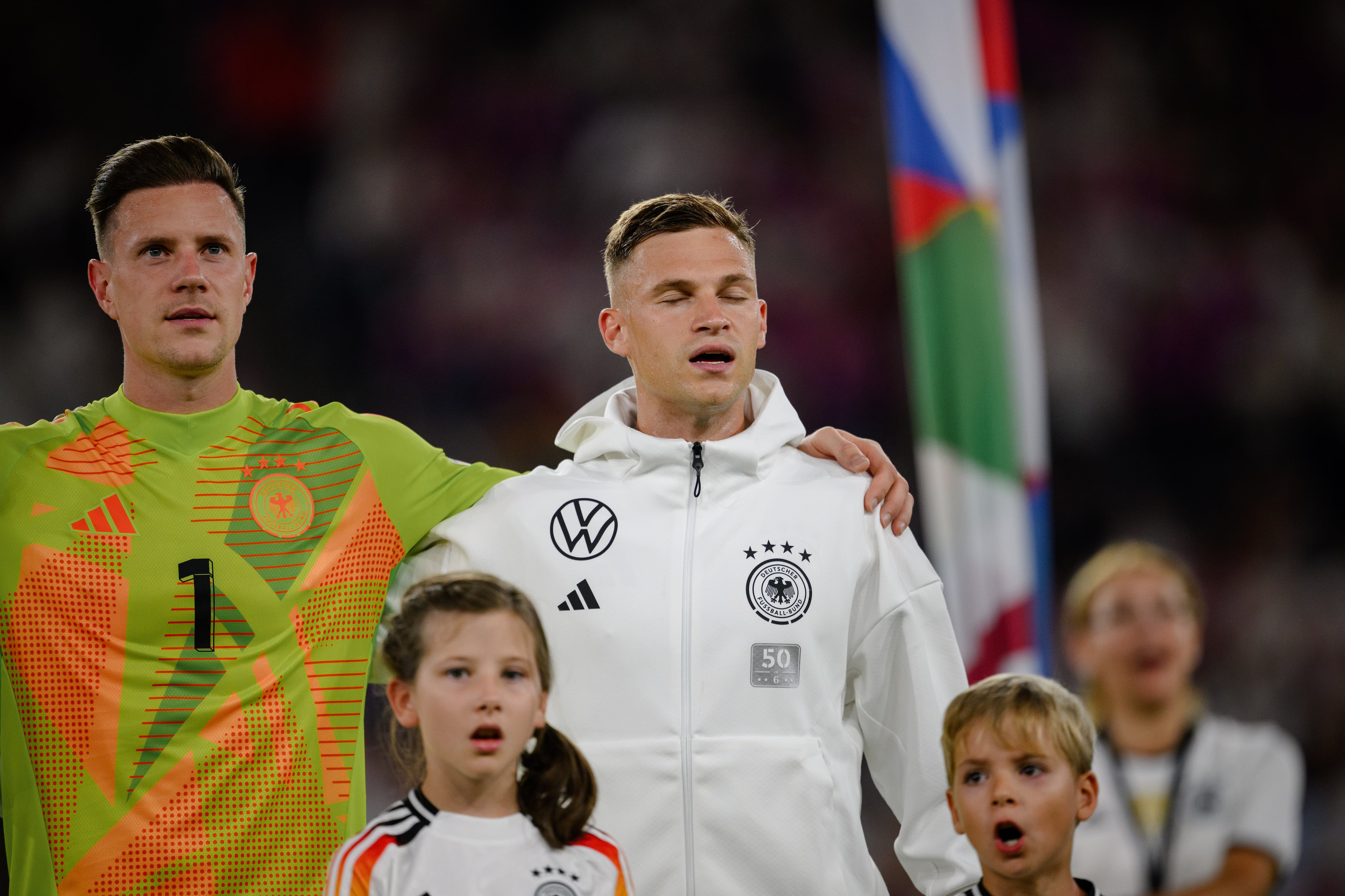 Joshua Kimmich junto a Ter Stegen durante el himno alemán