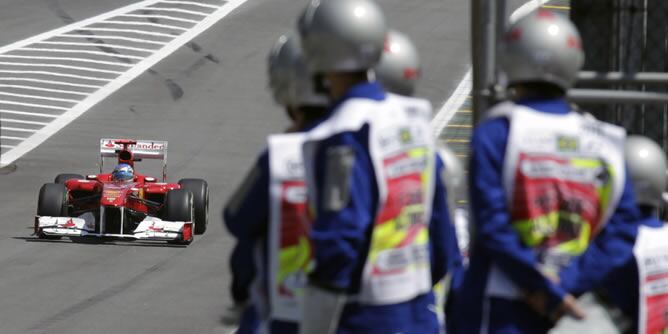 Alonso entra en boxes en el circuito de Interlagos