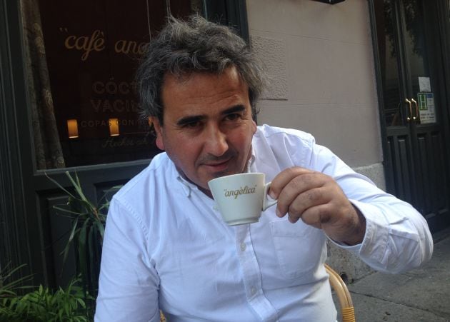 Carlos Zamora, frente al Café Angélica.