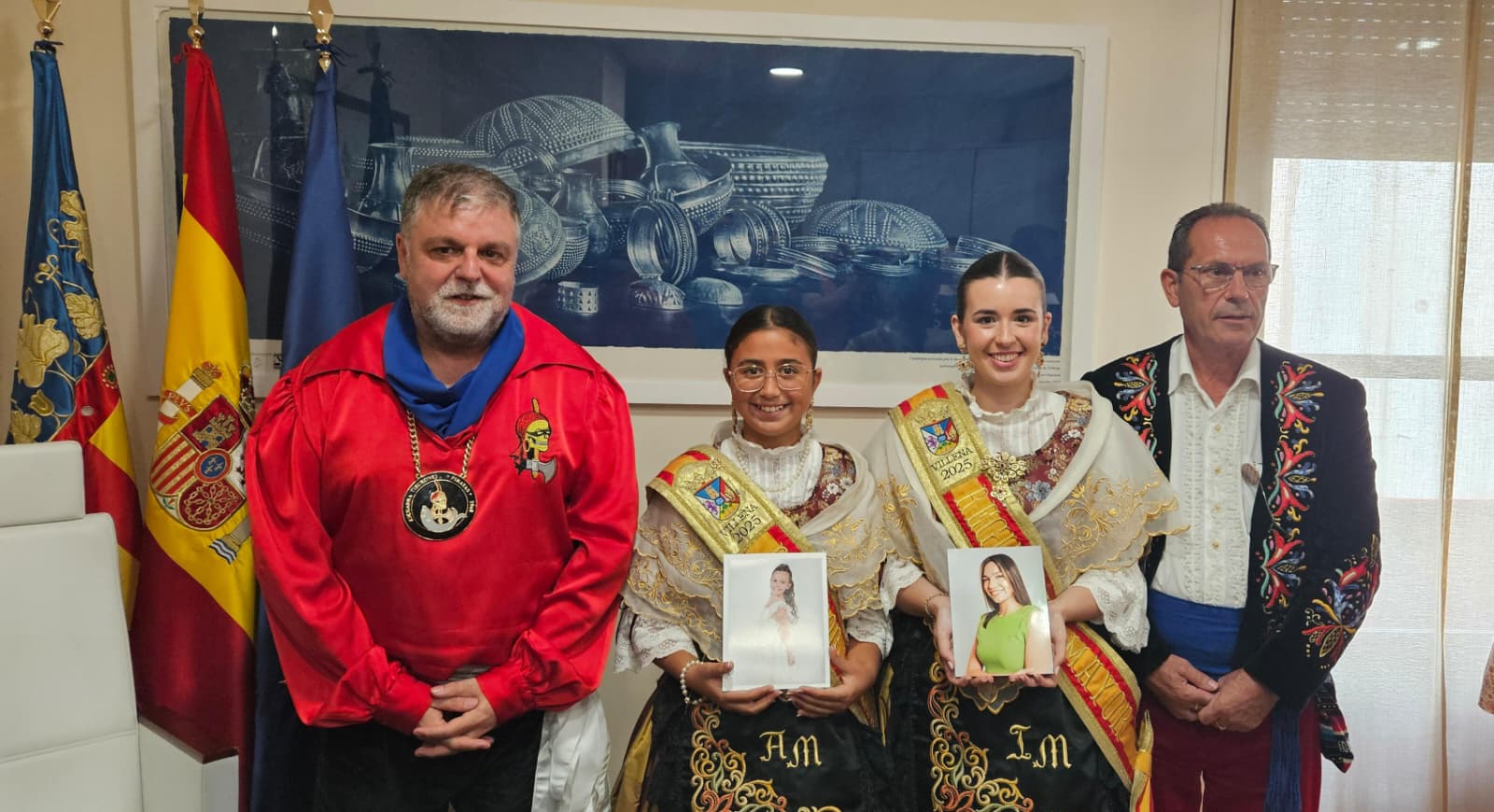 Alcalde y concejal de fiestas con las regidoras 2025