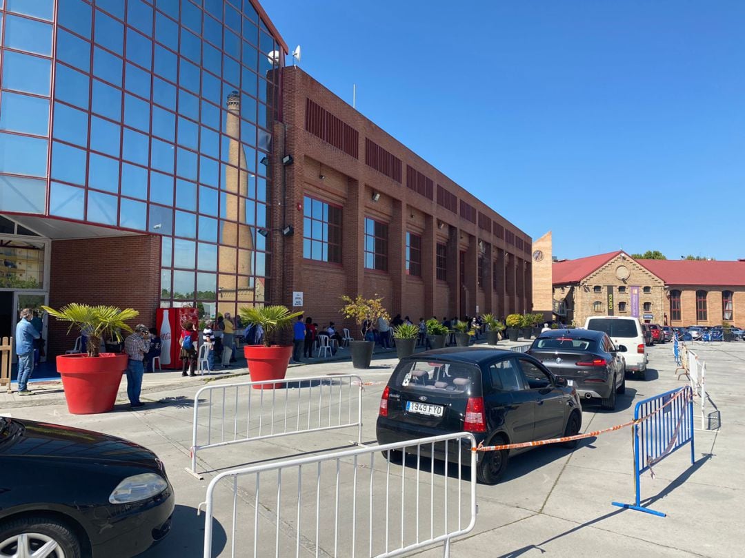 Colas de personas y vehículos en el dispositivo de vacunación masiva contra la covid en el recinto de la Feria de Muestras de Armilla-Granada (FERMASA)