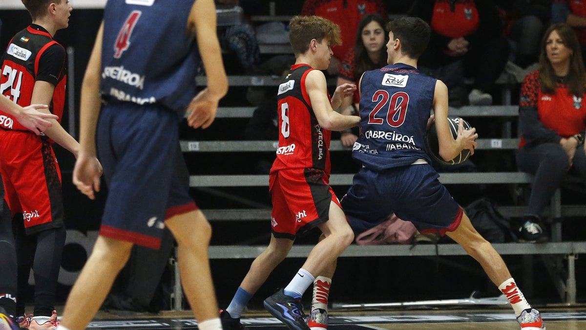 El jugador riojano del Logrobasket, Diego Ferreras (derecha), en la Mini Copa Endesa 2022 en las filas del Obradoiro.