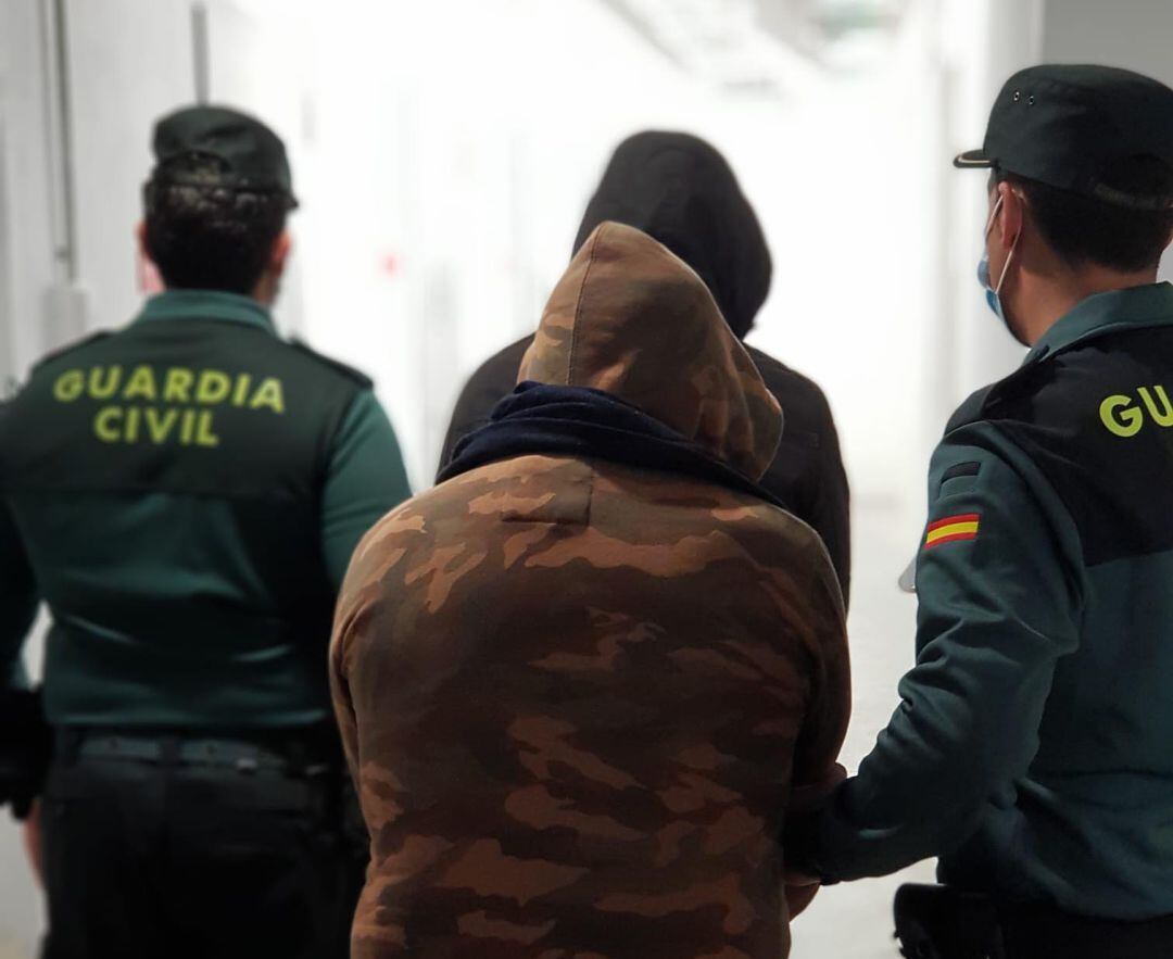 Dos personas han sido detenidas por la Benemérita