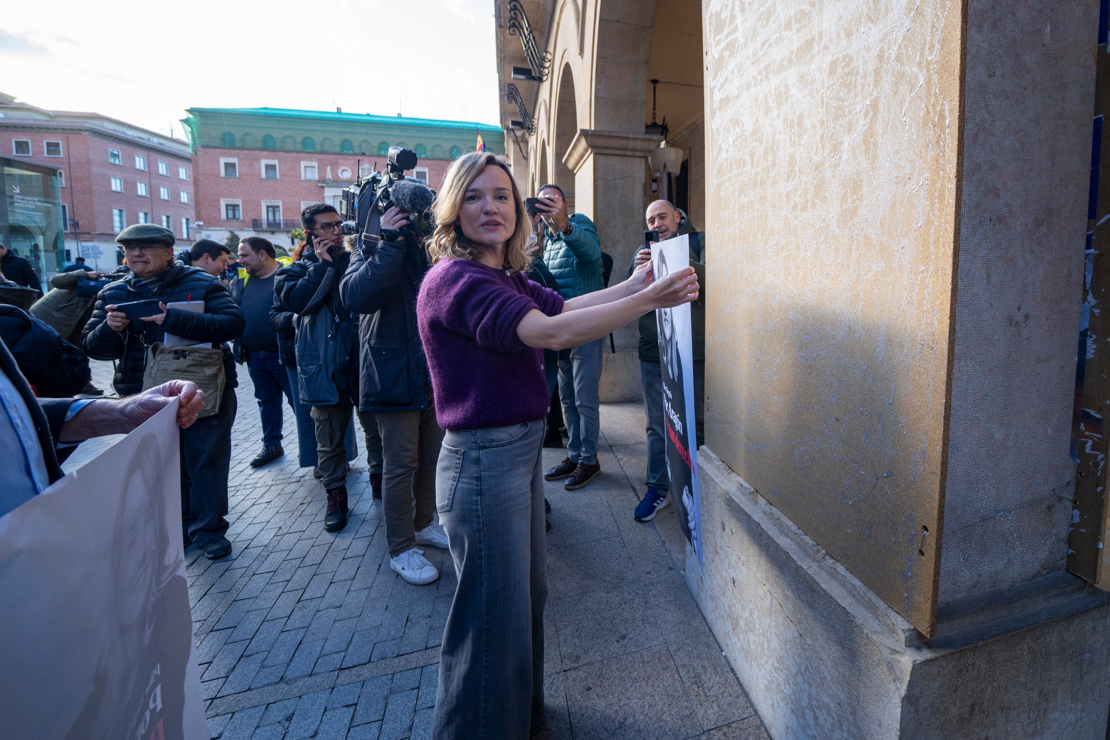 TERUEL, 23/01/2026.- La candidata del PSOE a la presidencia del Gobierno de Aragón, Pilar Alegría, durante la tradicional tradicional pegada de carteles electorales de los partidos políticos, este viernes en la plaza San Juan de Teruel. EFE/Antonio García