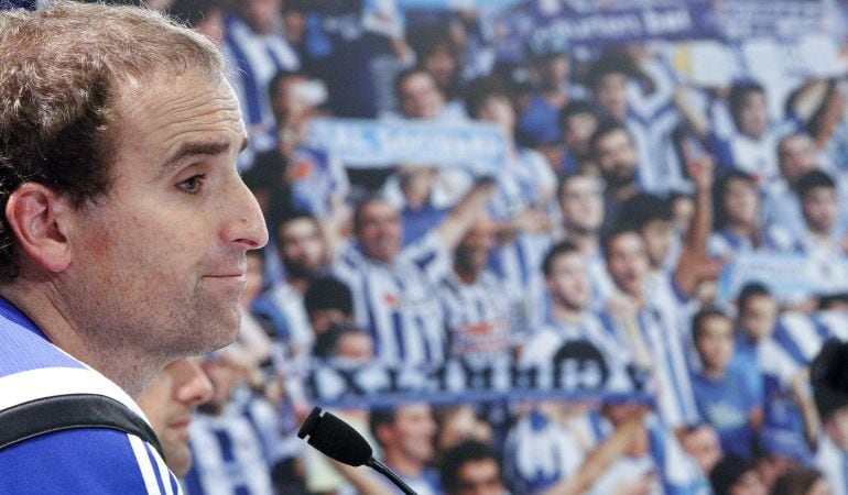 GRA229. SAN SEBASTIÁN, 31/10/2014.- El entrenador de la Real Sociedad, Jagoba Arrasate, durante la rueda de prensa que ha ofrecido hoy en el campo de entrenamiento de Zubieta, en la localidad guipuzcoana de Lasarte.EFE/Javier Etxezarreta