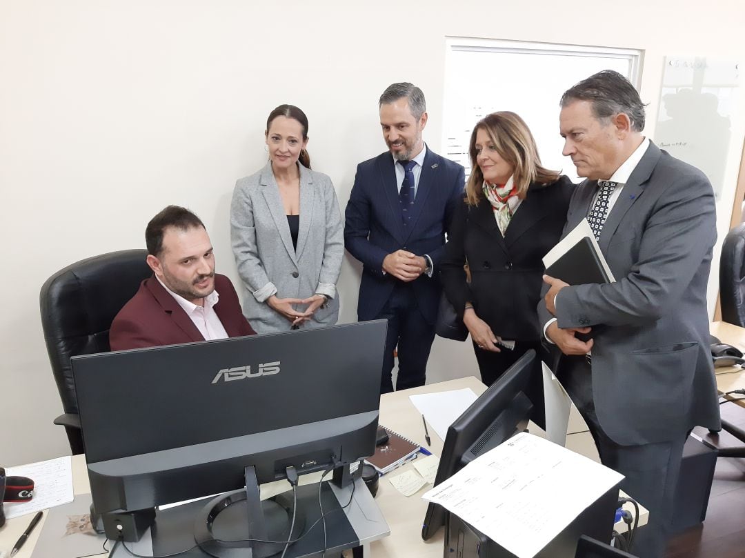 Visita del Consejero de Hacienda (en el centro de la imagen) a Ortíz & Reed