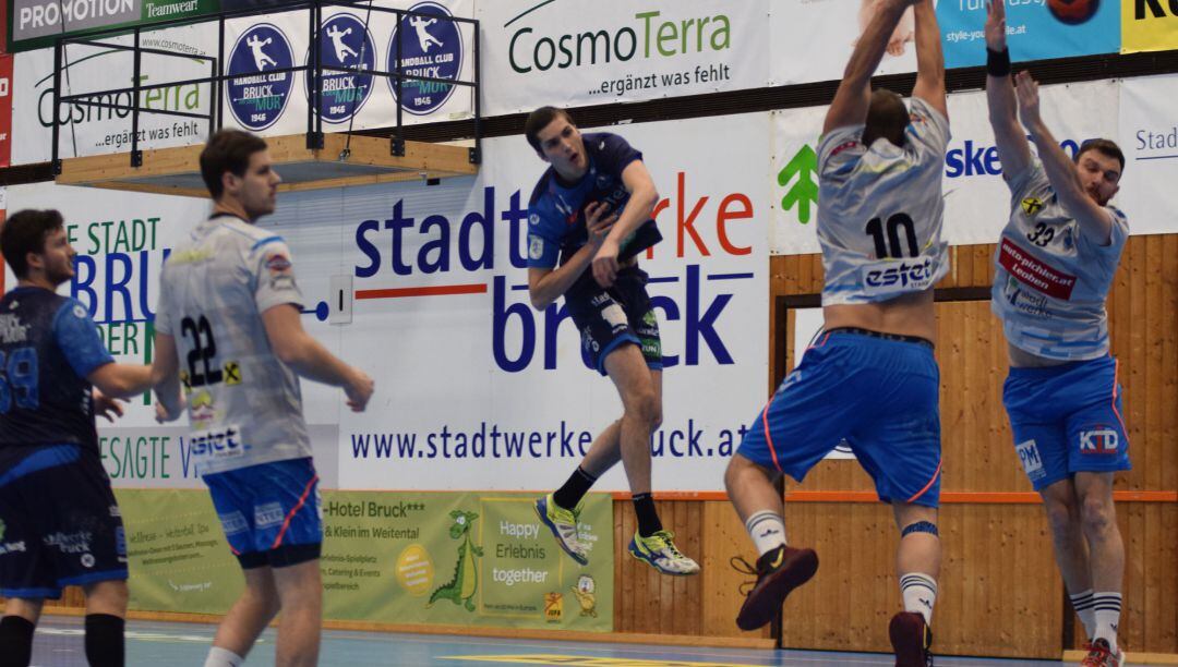 Gostovic, en una acción de lanzamiento con su último equipo, el HC Bruck
