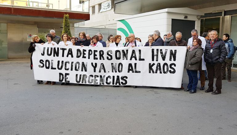 Protesta de la junta de personal del hospital Virgen de las Nieves de Granada por la saturación de las Urgencias