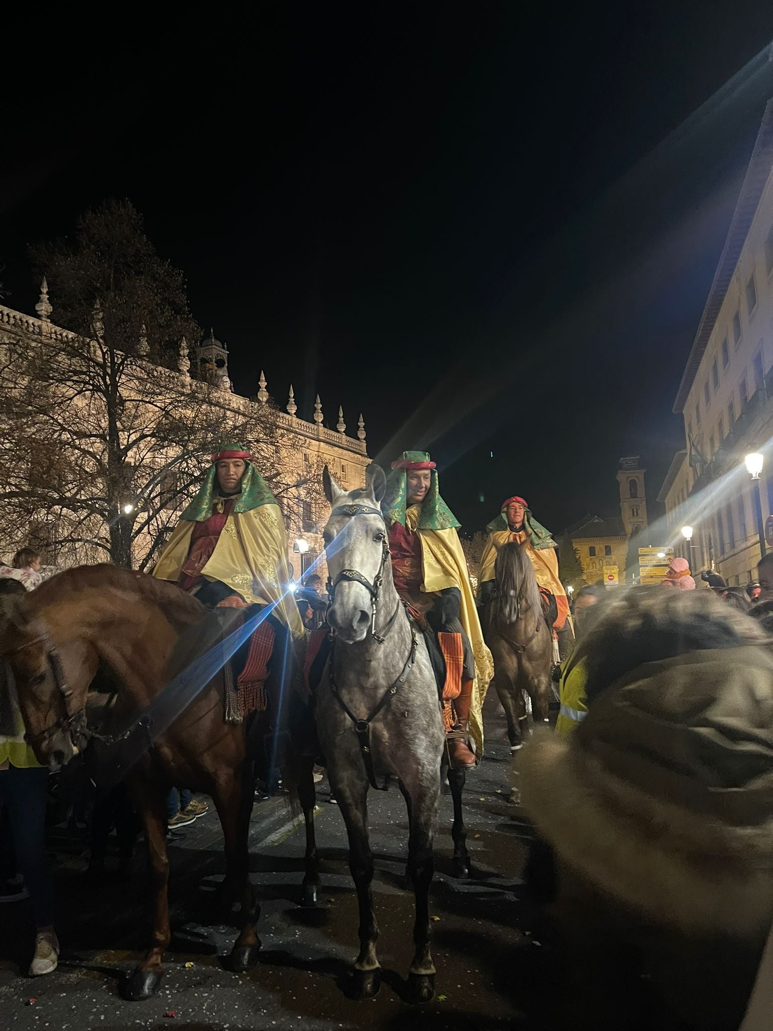 El cortejo anunciador a su paso por Plaza Nueva