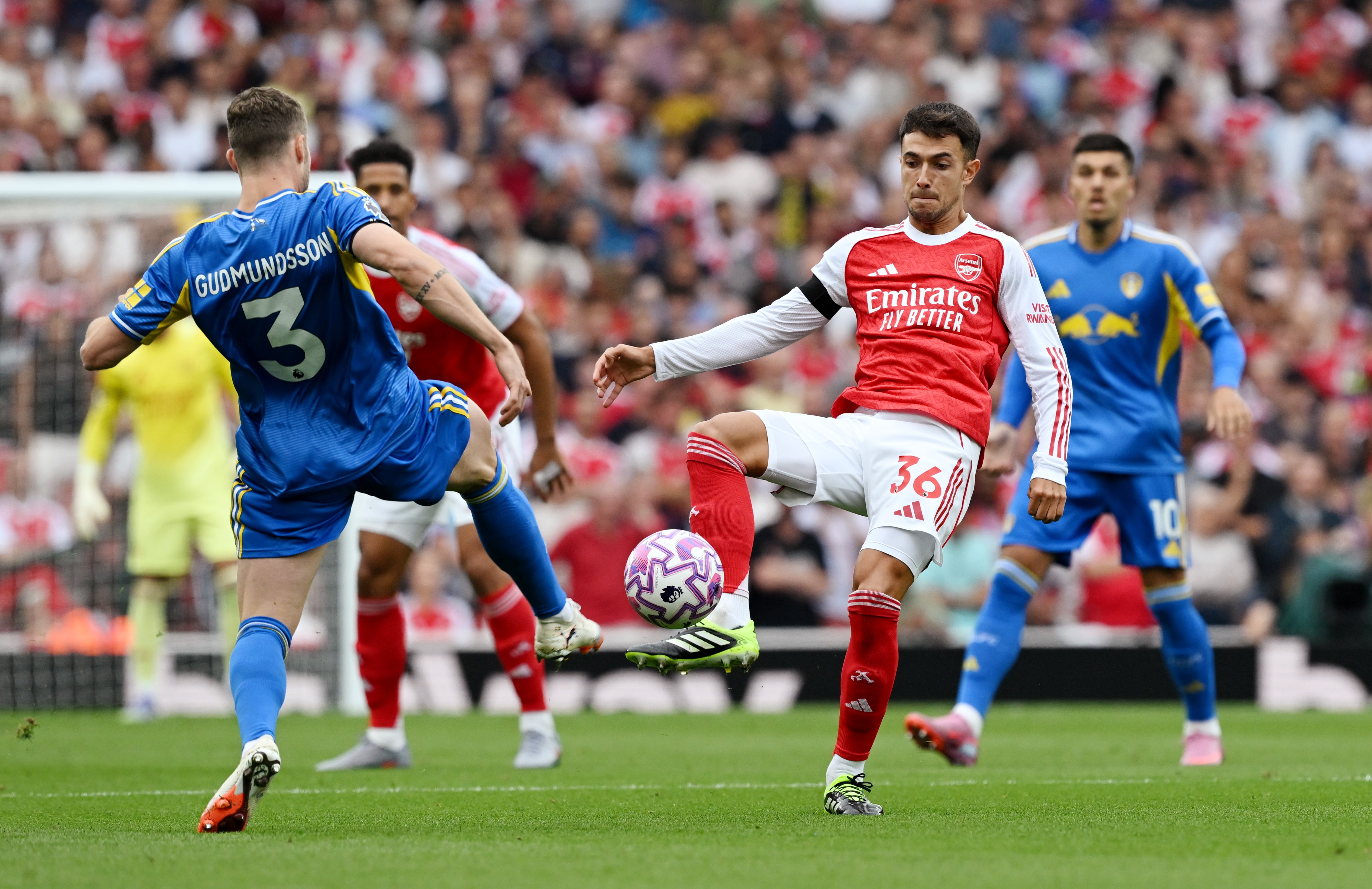 Martín Zubimendi disputa el balón durante el partido entre el Arsenal y el Leeds