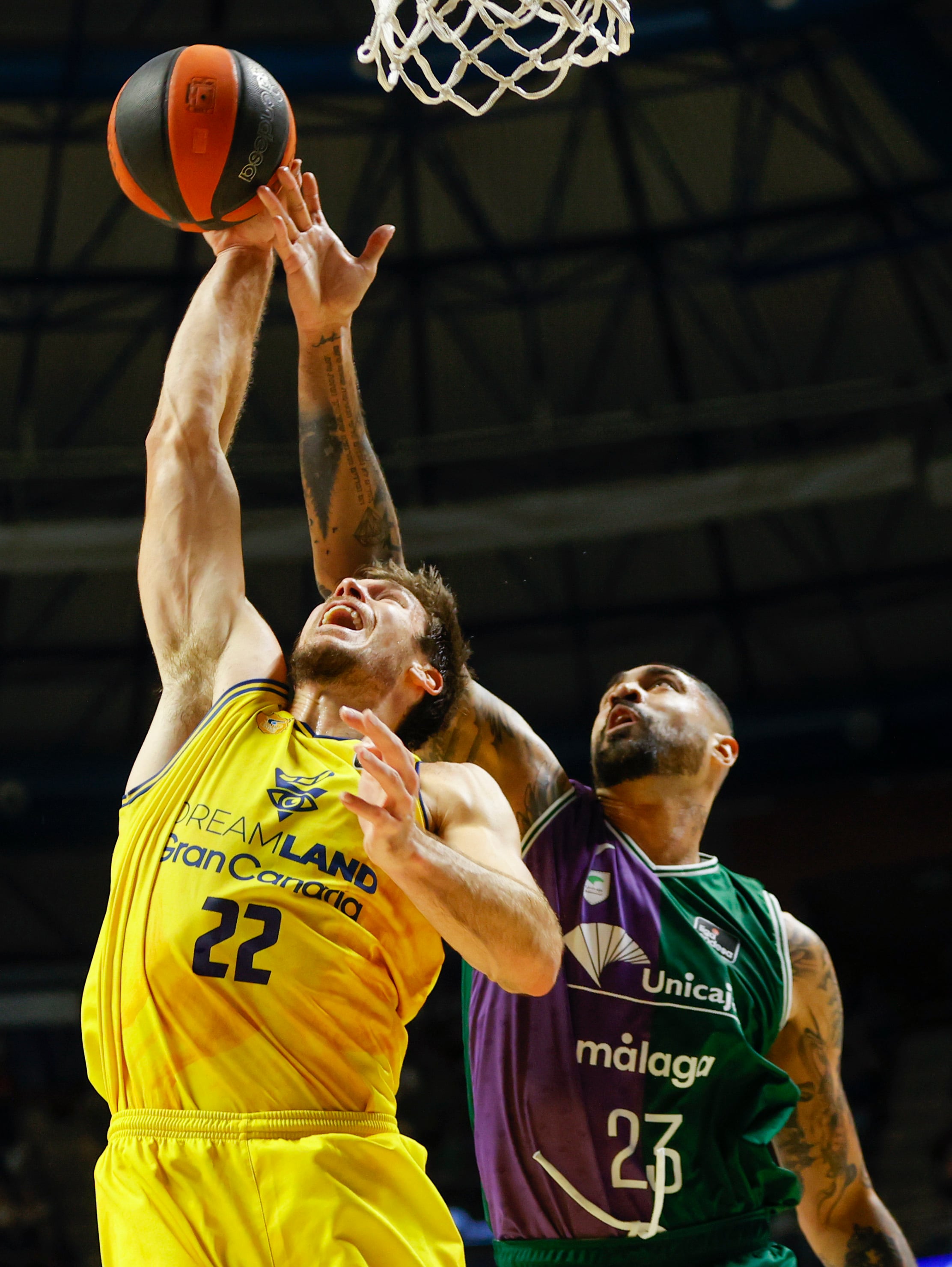 MÁLAGA, 13/01/2024.- El pívot brasileño del Unicaja Málaga Augusto Lima (d) lucha por el rebote con el pívot estadounidense del Gran Canaria Ethan Happ durante el partido de Liga Endesa de baloncesto que se disputa este sábado en el Martín Carpena de Málaga. EFE/ Jorge Zapata
