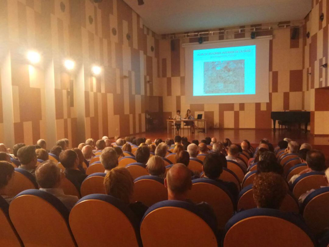 Imagen de archivo de una de las reuniones del Ayuntamiento de Elda con los vecinos afectados