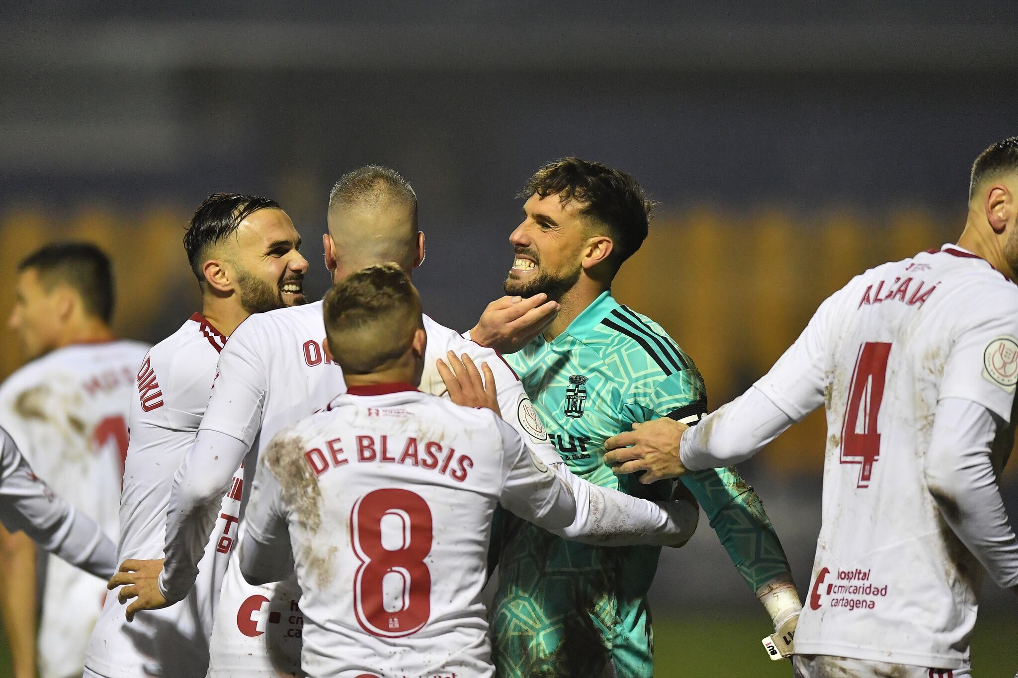 La plantilla albinegra felicita a Marc Martínez tras la tanda de penaltis