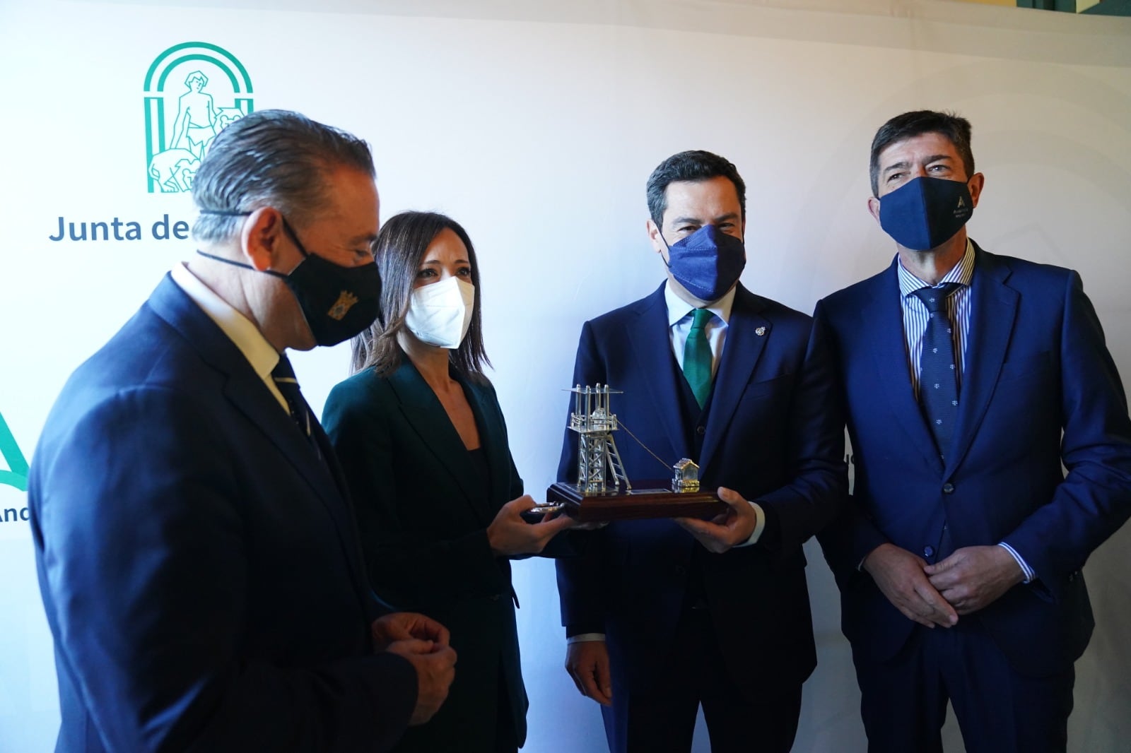 Raúl Caro, alcalde de Linares, junto a las autoridades andaluzas.