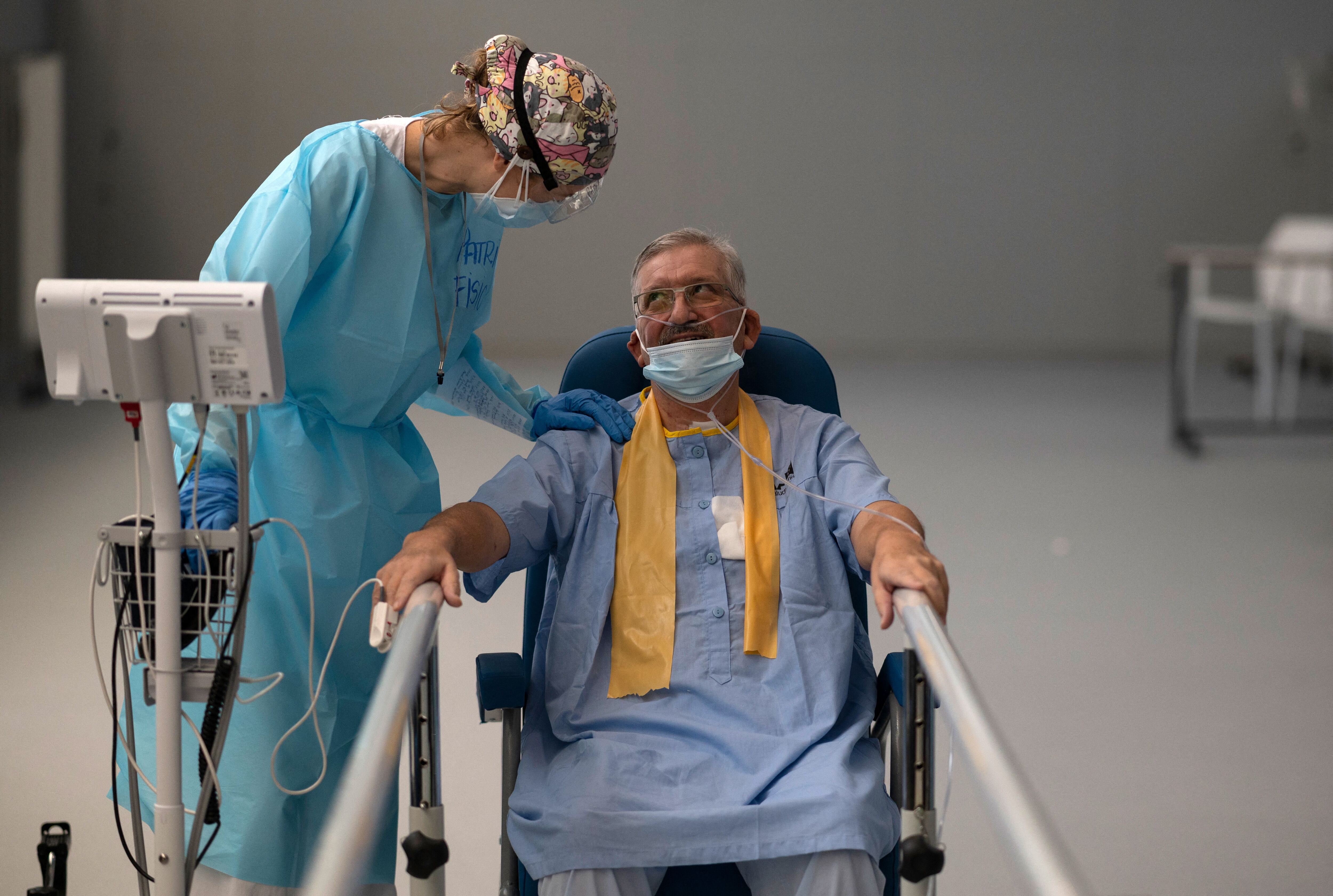 Imagen de archivo de un paciente en una sesión de fisioterapia en el Hospital Isabel Zendal