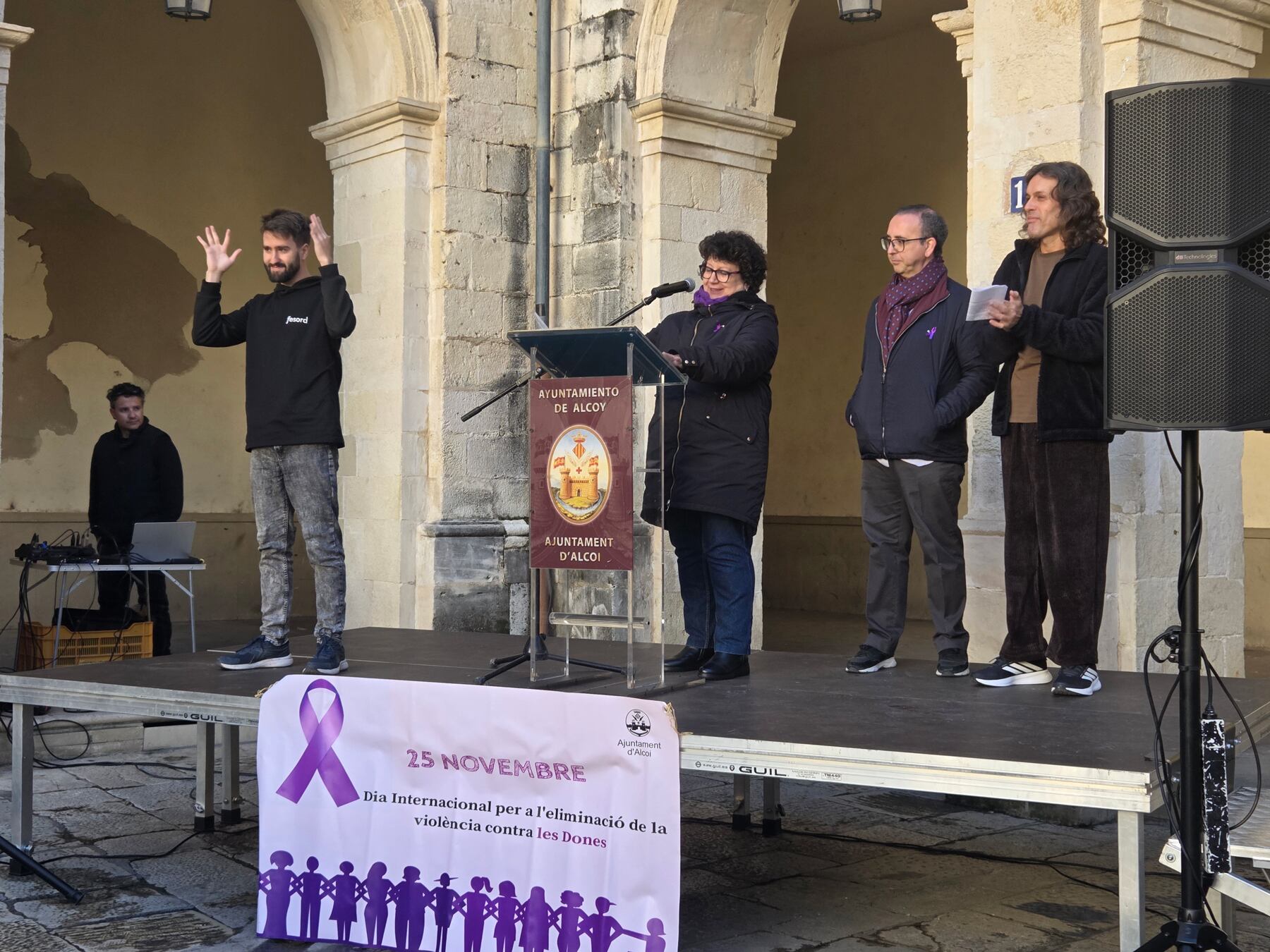 Imagen de los actos centrales del 25N que han tenido lugar en la Plaça de Dins