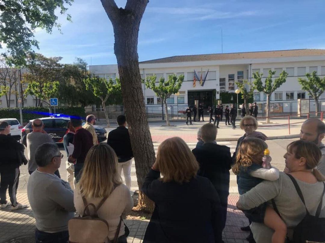 Momento del desalojo en el colegio electoral de Petrer 