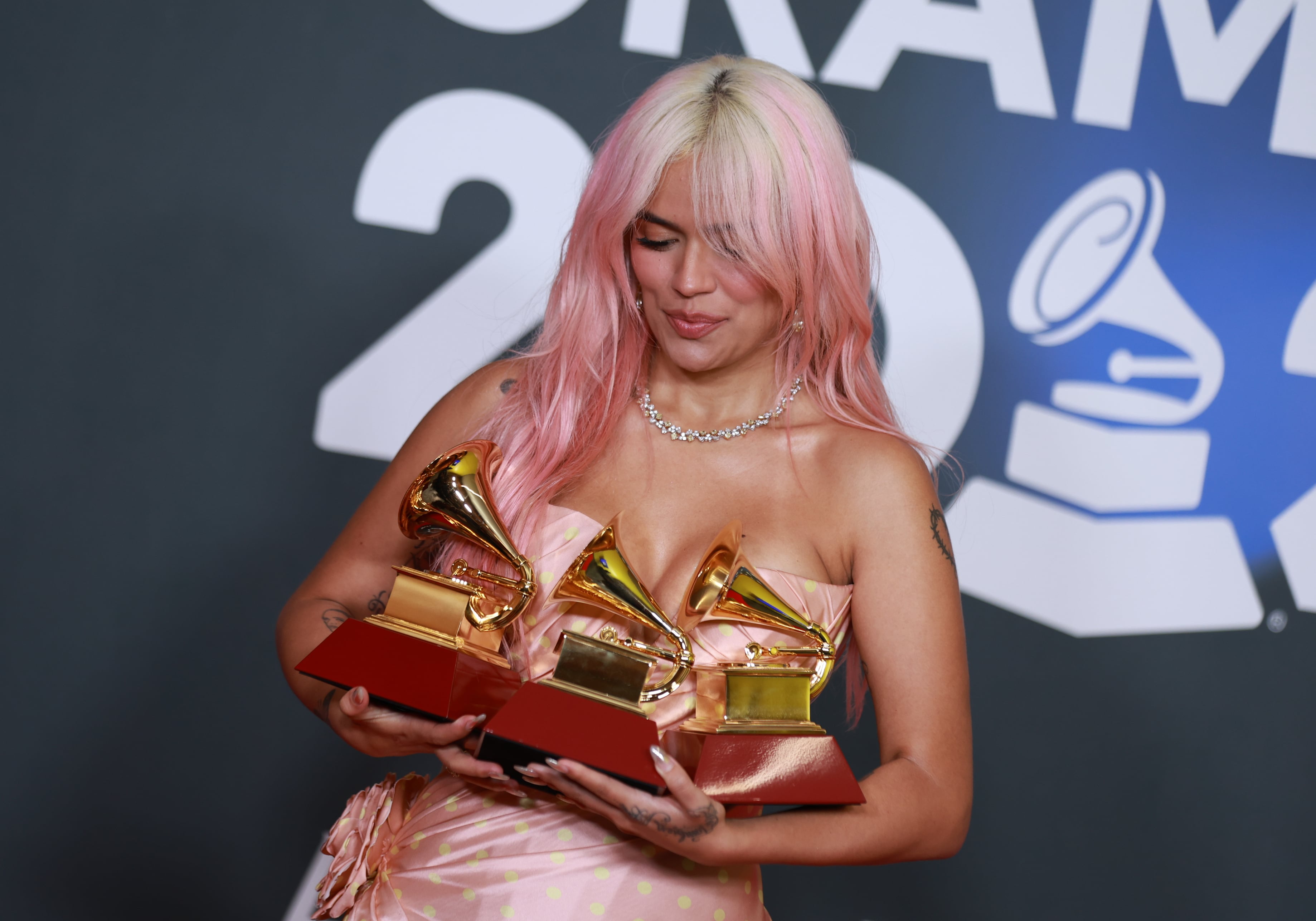 Karol G posa con sus tres Premios Grammy. (Photo by Patricia J. Garcinuno/WireImage)