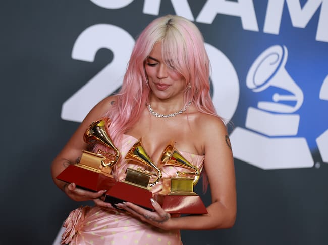 Karol G posa con sus tres Premios Grammy. (Photo by Patricia J. Garcinuno/WireImage)