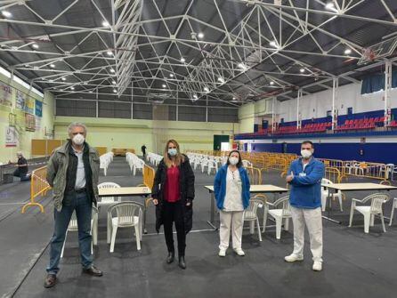 Representantes del ayuntamiento de Griñón se acercaron este martes al polideportivo municipal para comprobar la organización de la toma de muestras.