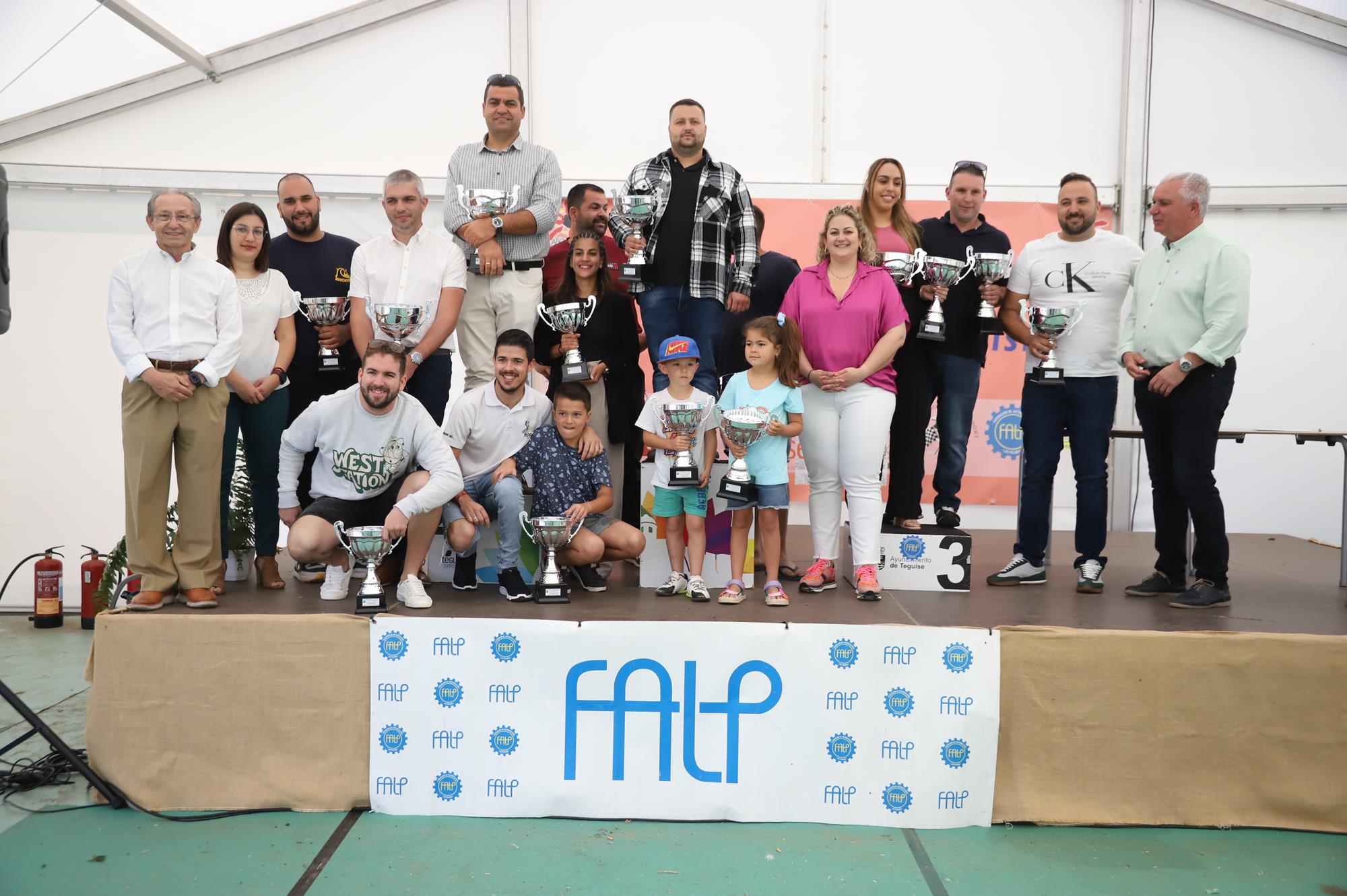 Foto de familia de los premiados.