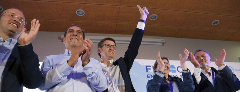 Alberto Nuñez Feijóo, junto a sus colaboradores, celebran los resultados obtenidos en las elecciones autonómicas