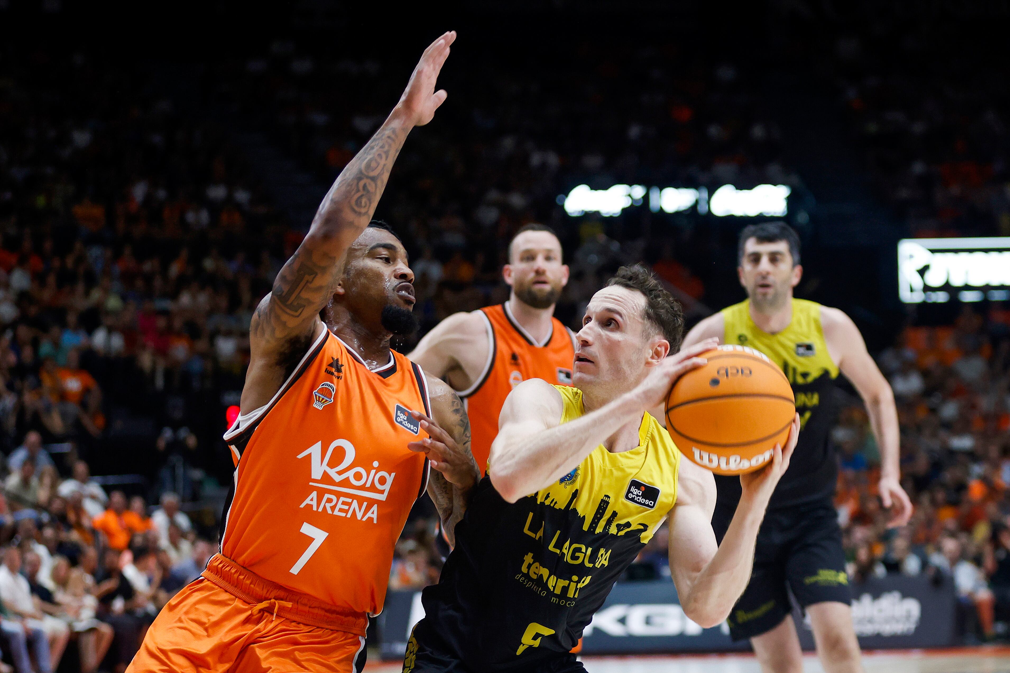VALENCIA, 12/06/2025.- El base del Tenerife Marcelinho Huertas juega un balón ante Chris Jones (i), del Valencia, durante el segundo partido de la semifinal de la Liga Endesa de baloncesto que Valencia Basket y La Laguna Tenerife han disputado este jueves en el pabellón de la Fuente de San Luis. EFE/Miguel Ángel Polo