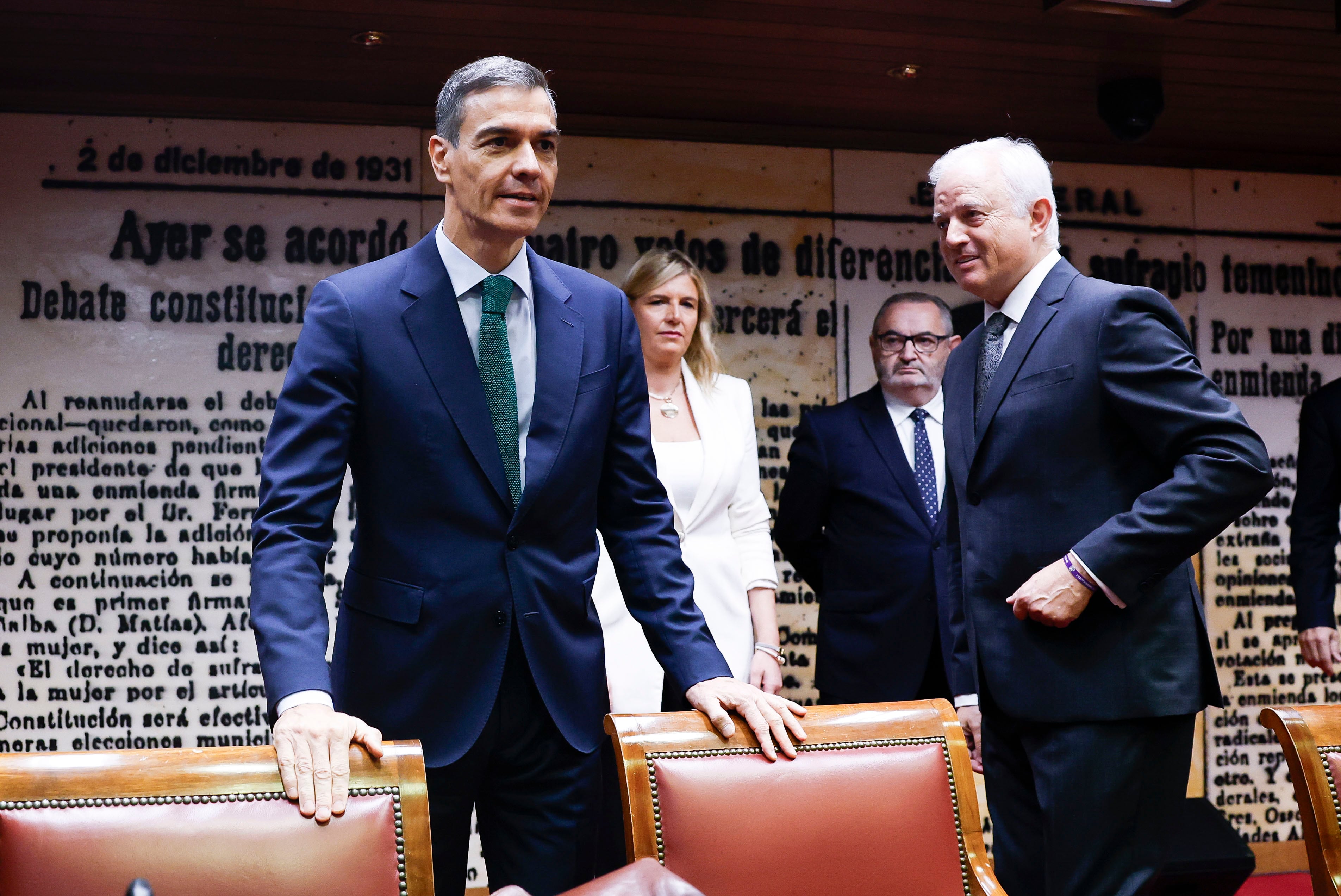 MADRID, 30/10/2025.- El presidente del Gobierno, Pedro Sánchez, junto al presidente de la Comisión, Eloy Suárez Lamata, a su llegada para comparecer este jueves ante la comisión de investigación del caso Koldo en el Senado. EFE/Chema Moya
