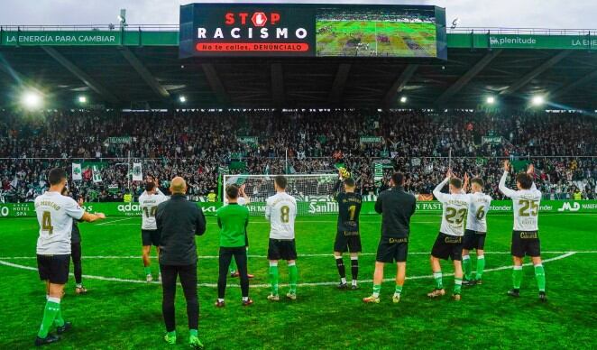 Los jugadores aplauden a La Gradona tras una victoria