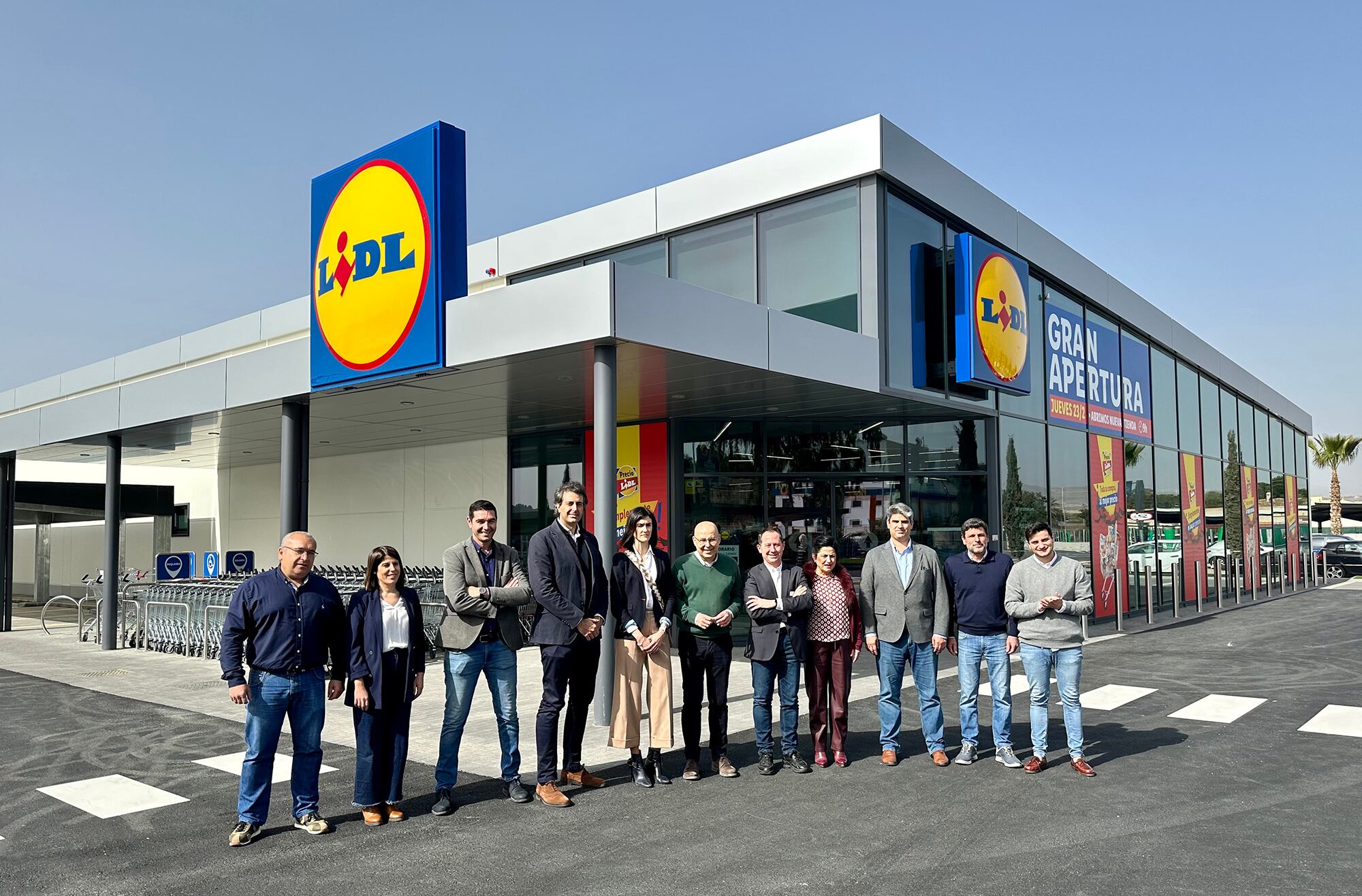 Representantes de Lidl y del Ayuntamiento de Huércal-Overa, en la puerta de la nueva tienda huercalense.