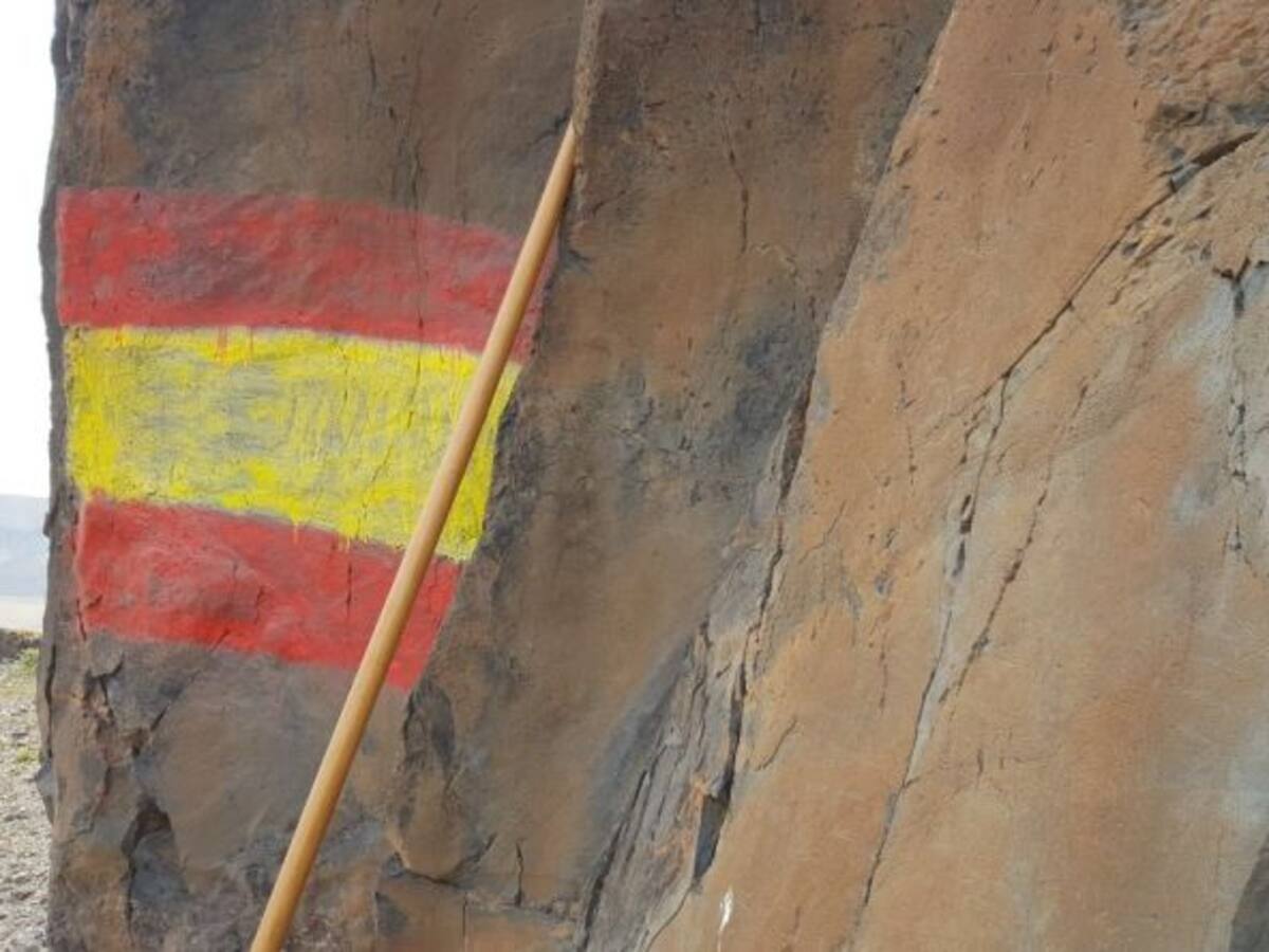 Pintan una bandera española sobre unos grabados prehispánicos en Fuerteventura
