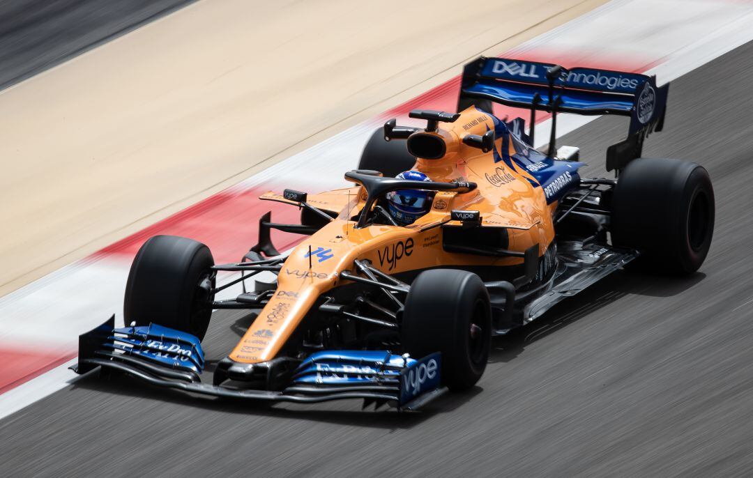 Fernando Alonso, a bordo del MCL34 durante las pruebas en Bahrein