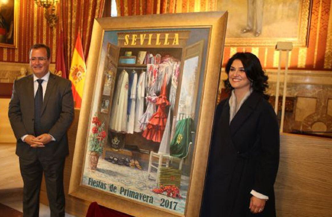 Nuria Barrera, junto a su cartel de las Fiestas de Primavera el día de su presentación