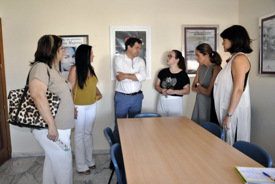 Miguel Ángel Valverde, acompañado durante la visita a la Casa de la Acogida a las víctimas de la violencia de género, por las vicepresidentas primera, quinta y sexta, Milagros Calahorra Vela, María Jesús Pelayo García y Encarnación Medina Juárez, respectivamente, así como por la portavoz del Equipo de Gobierno, Rocío Zarco Troyano.