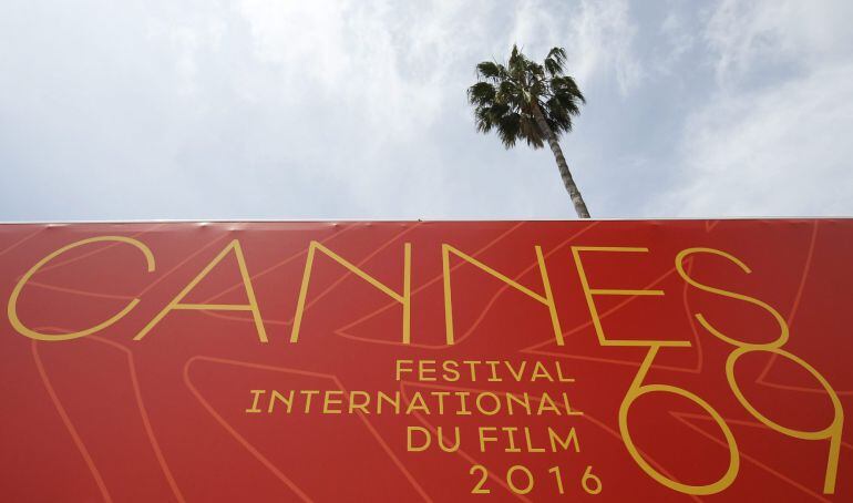 Una palmera es fotografiada tras el cartel del Festival de Cine de Cannes 