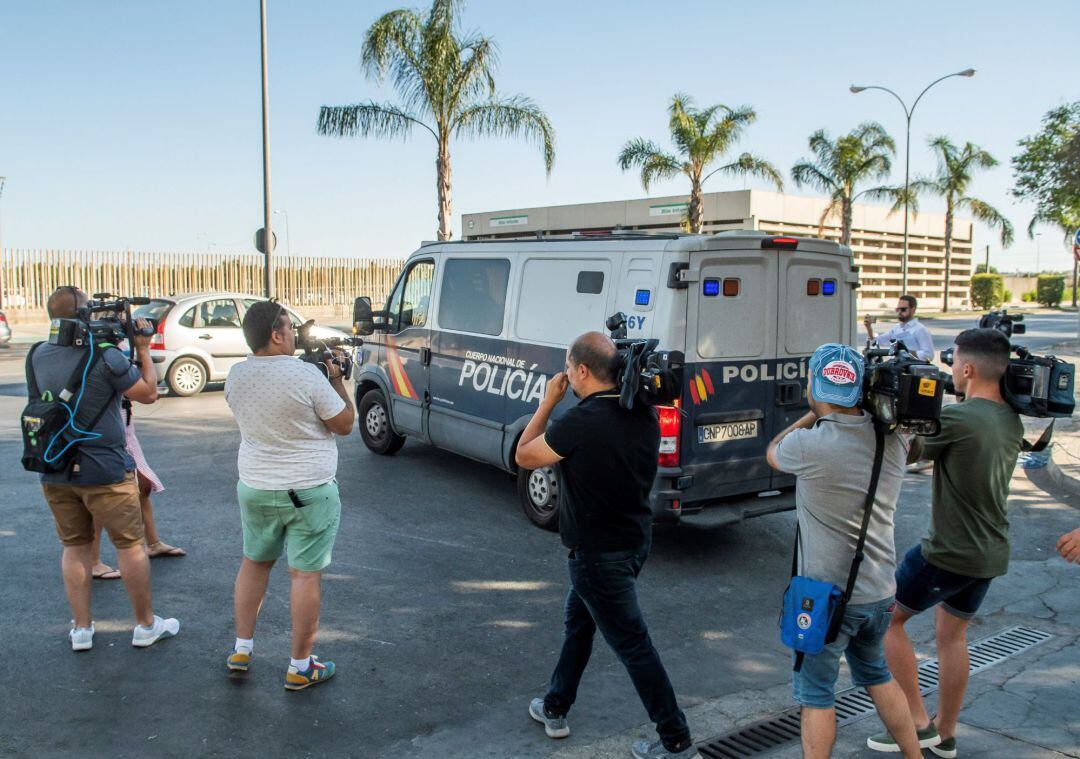 Furgón de la Policía Nacional que traslada de la comisaría sevillana de Blas Infante a la cárcel a los cinco miembros de &quot;la Manada&quot; detenidos después de que el Tribunal Supremo haya elevado de 9 a 15 años de prisión su condena 