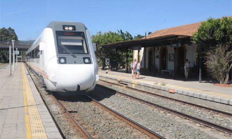 Tren en la estación de Los Barrios