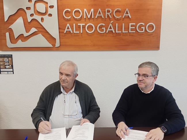 Firma del convenio entre comarca Alto Gállego y Balneario (el nuevo director Rafael Jiménez a la dcha junto a Primitivo Grasa)
